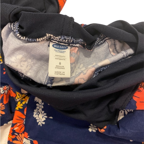 Size 8-Maternity full panel shorts-Old Navy - Picture 3 of 3